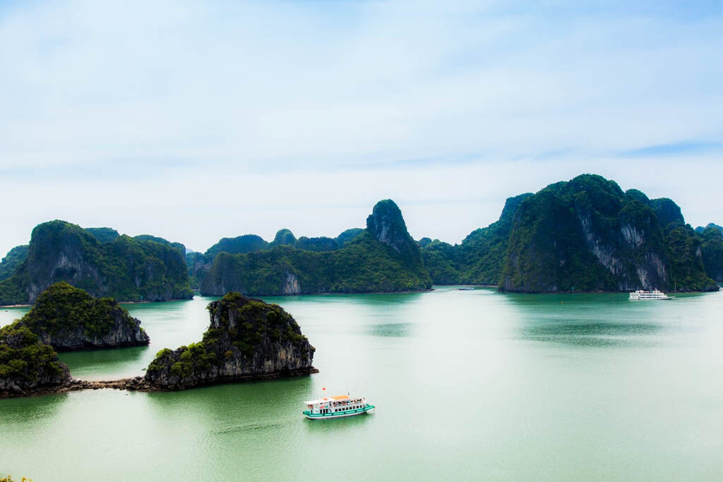 Paddle Halong’s emerald waters in style